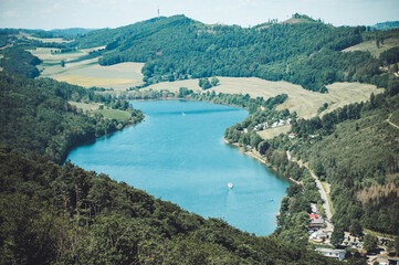 Obraz premium Wanderung auf dem Panoramaweg am Diemelsee