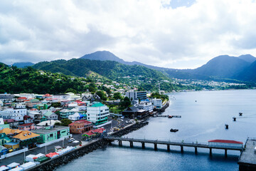 Roseau die Hauptstadt von Dominica aus der Perspektive des Cruise Terminals
