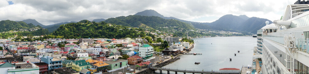 Roseau die Hauptstadt von Dominica aus der Perspektive des Cruise Terminals - obrazy, fototapety, plakaty