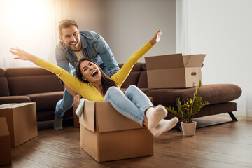 Young couple moving in new home - 512396088