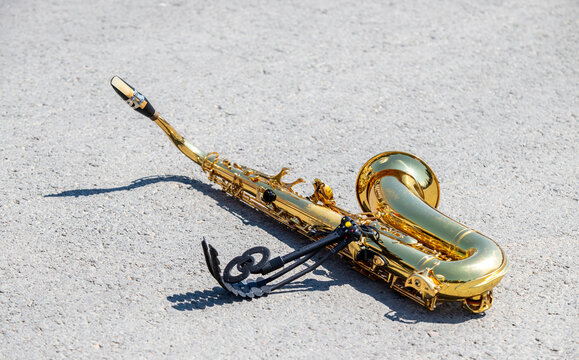 trumpet, musical wind instrument, lies on the pavement