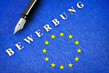 Bewerbung mit Mappe und Symbol der EU-Flagge