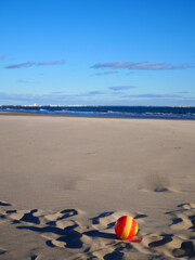 jouer au ballon sur la plage en été