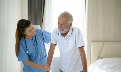 Obraz premium Doctors help elderly patients with symptoms of depression and other complications by taking the patient out to breathe air outside the room.
