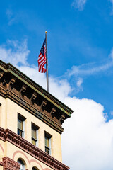 Fototapeta premium building and american flag with blue sky