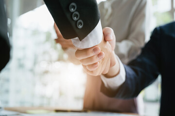 Obraz premium Asian entrepreneurs handshakes to congratulate the agreement between the two companies to enhance investment and financial strength. deal concept