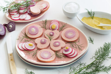 Herzhafter Wurstsalat mit Radieschen, Dill, Senfsauce und grobem Salz