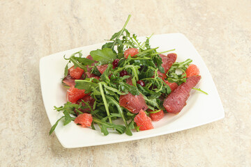 Duck salad with ruccola and grapefruit
