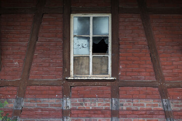 Kaputtes Fenster in altem Gebäude