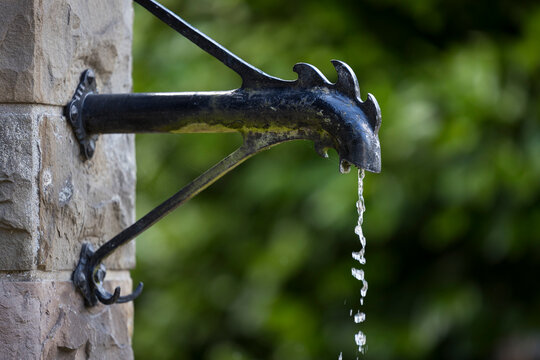 Wasser l&auml;uft aus einem Brunnen