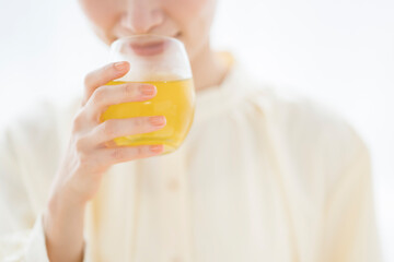 飲む