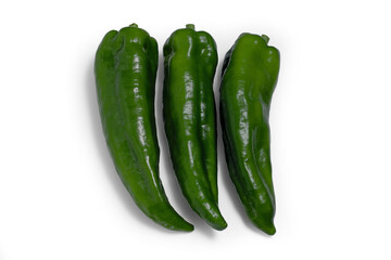 Pimenta fresca recém colhida em composição isolada em fundo branco