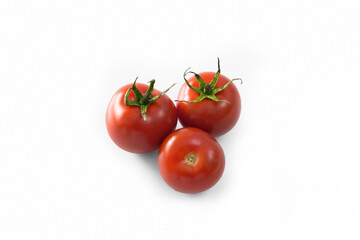 Tomate vermelho fresco recém colhido em composição isolado em fundo branco