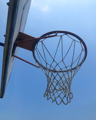 青空の下、バスケットボールのゴール