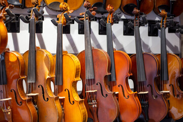 Naklejka premium Showcase with violins in music store