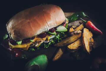 Sandwich de Pollo con vegetales, huevo y queso cheddar, acompañado por papas fritas rústicas.