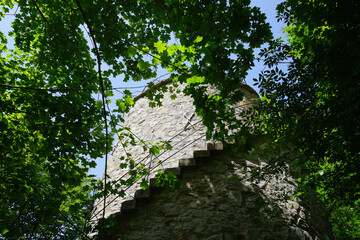 Der Schellenturm umgeben von Bäumen ist ein Aussichtsturm bei Bad Pyrmont