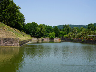 Blick auf den Wallgraben beim Schloss in Bad Pyrmont