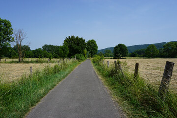Fototapeta na wymiar Radweg durch die Emmerwiesen bei Bad Pyrmont