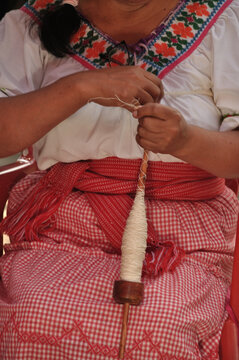 hilando con fibra de penca de maguey para tejer prendas de uso diario y de vestir ayates vale del mezquital hidalgo M&eacute;xico 
