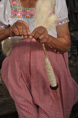 hilando con fibra de penca de maguey para tejer prendas de uso diario y de vestir ayates vale del mezquital hidalgo México 