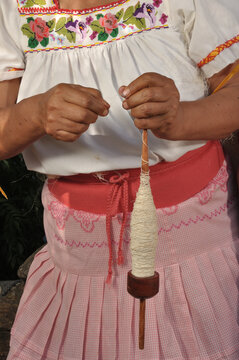hilando con fibra de penca de maguey para tejer prendas de uso diario y de vestir ayates vale del mezquital hidalgo M&eacute;xico 