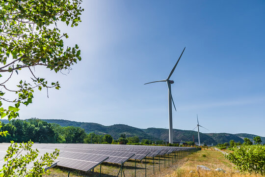 Énergie solaire photovoltaïque et éoliennes