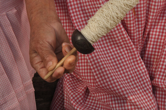 hilando con fibra de penca de maguey para tejer prendas de uso diario y de vestir ayates vale del mezquital hidalgo México 