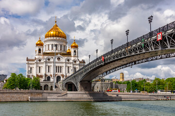 Fototapeta premium Cathedral of Christ the Savior (Khram Khrista Spasitelya) and Patriarshy bridge, Moscow, Russia