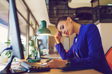 
Beautiful business woman in the interior in the process of work