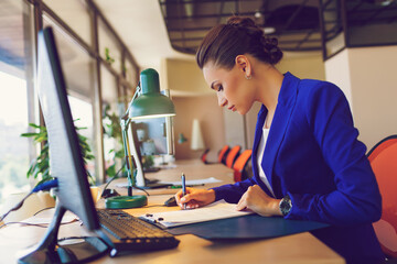 
Beautiful business woman in the interior in the process of work