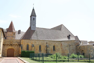 L'abbaye bénédictine Saint Fortuné de Charlieu, de style roman, vue de l'extérieur, ville de...