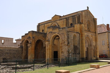 L'abbaye bénédictine Saint Fortuné de Charlieu, de style roman, vue de l'extérieur, ville de...