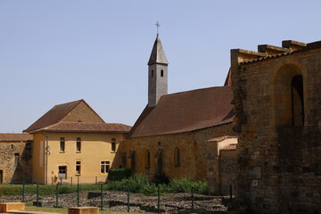 Fototapeta premium L'abbaye bénédictine Saint Fortuné de Charlieu, de style roman, vue de l'extérieur, ville de Charlieu, département de la Loire, France