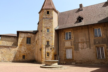 L'abbaye bénédictine Saint Fortuné de Charlieu, de style roman, vue de l'extérieur, ville de...