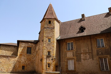 L'abbaye bénédictine Saint Fortuné de Charlieu, de style roman, vue de l'extérieur, ville de...