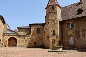 L'abbaye bénédictine Saint Fortuné de Charlieu, de style roman, vue de l'extérieur, ville de...