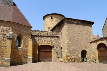 Fototapeta premium L'abbaye bénédictine Saint Fortuné de Charlieu, de style roman, vue de l'extérieur, ville de Charlieu, département de la Loire, France