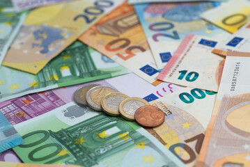 Obraz na płótnie Canvas euro banknotes and coins