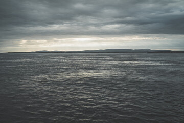 Obraz premium Open water with steel coloured sky