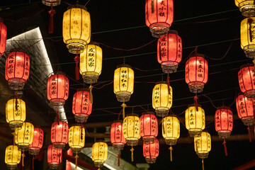 Chinesische Laternen in rot und gelb mit chinesischen Schriftzeichen.