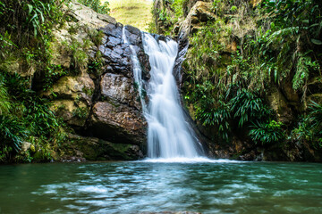 Fototapeta na wymiar Cascada paradisiaca en un poso. Santander, Colombia