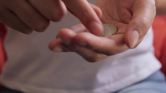 Persona con playera sencilla que muestra el poco dinero que tiene