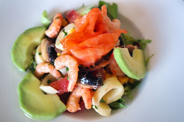 Salade aux crevettes, saumon fumé, tomates et avocate