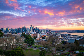 Fototapeta na wymiar Sunset Seattle Space Needle and Skyline at Kerry Park