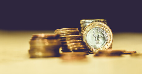 Real - A moeda brasileira. Moedas do Real Brasileiro sobre uma mesa em fotografia macro. Conceitos...