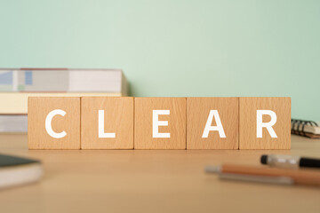 「CLEAR」と書かれたブロックが置かれたデスク