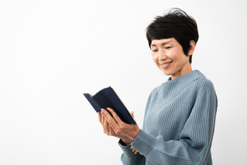 読書をするミドル女性