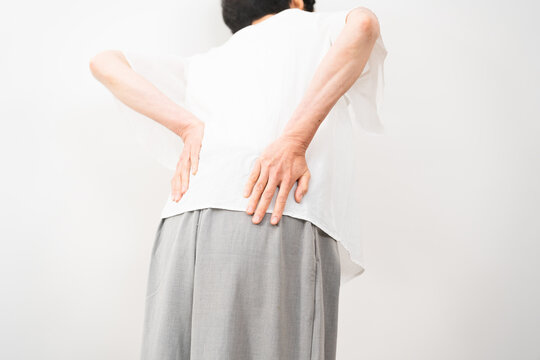 健康イメージ　腰をさするミドル女性