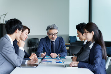 オフィスでミーティングをするビジネスパーソン